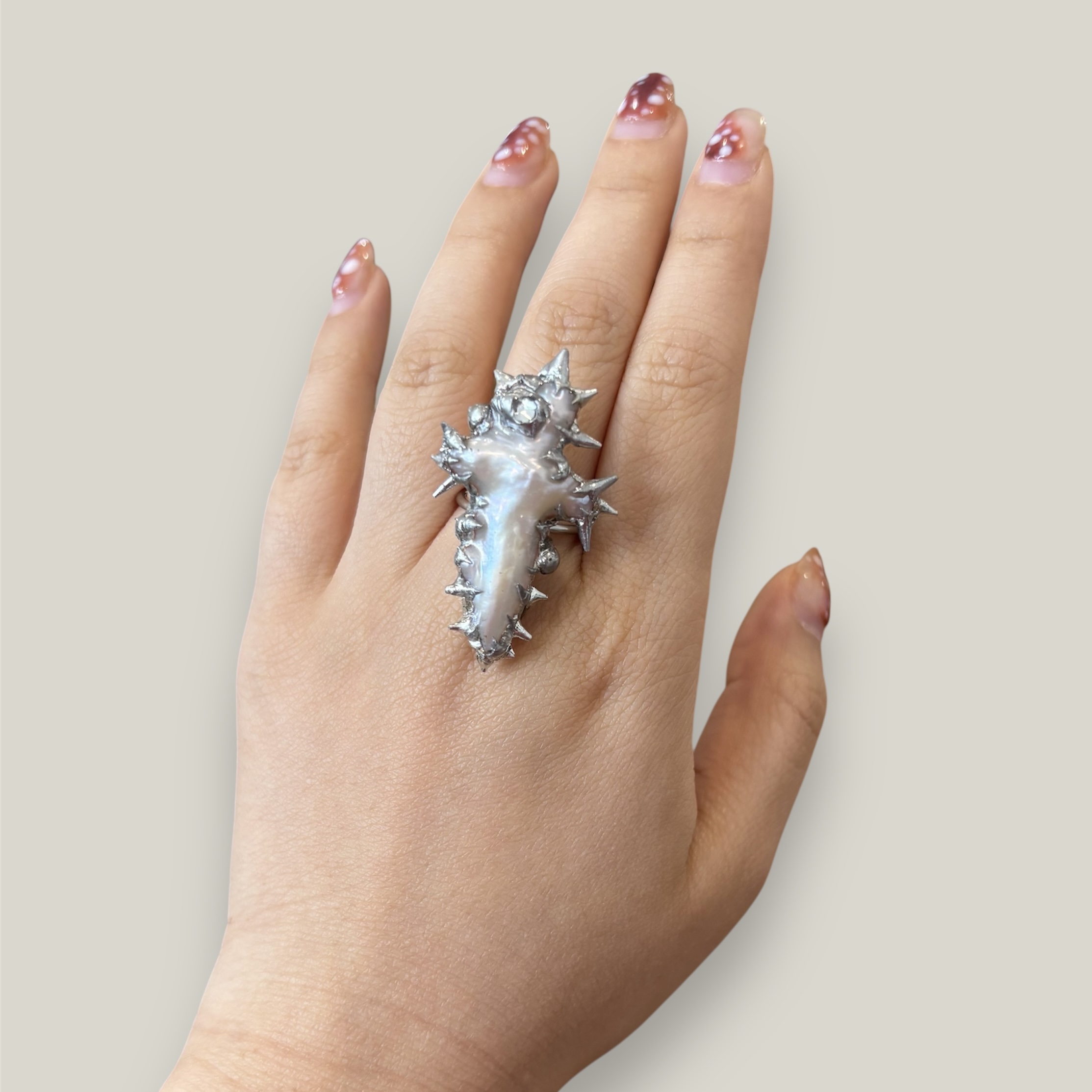 Spiky large baroque pearl ring – Statement Piece in Hand-Soldered Tin - Image 2