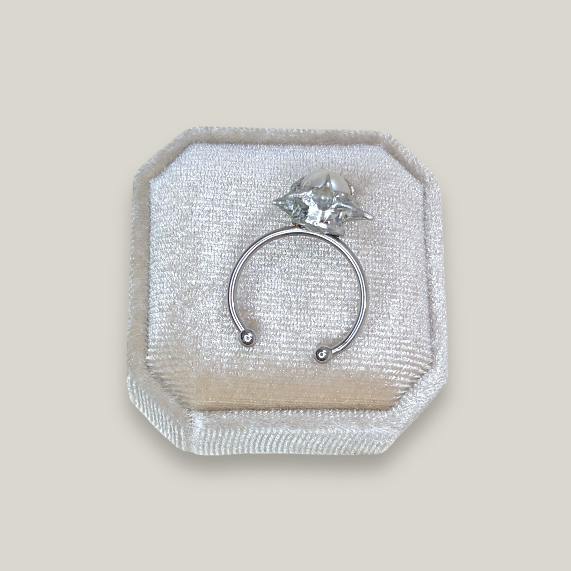 Spiky pearl ring – Futuristic Pearl Sun - Image 4